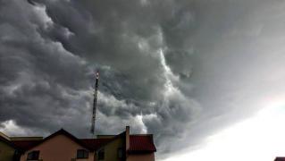 ANM a emis o nouă alertă meteo de ploi torenţiale, vijelii şi grindină. Furtunile lovesc mai multe judeţe, în următoarele ore