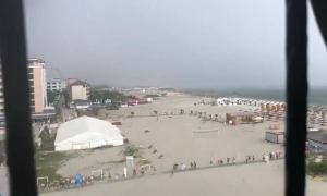 Furtuna pe plaja din Mamaia