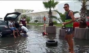 Tanar tras de o masina in parcarea unui club de fite din Mamaia