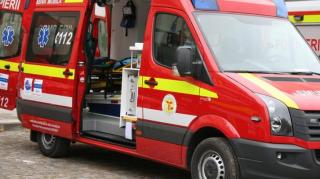 O fetiţă de 3 ani s-a înfipt cu capul într-un cui, la locul de joacă de la Ghioroc