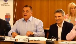 Primarul din Piteşti, filmat în timp ce umileşte o ziaristă. Fata are 21 de ani şi este din Republica Moldova