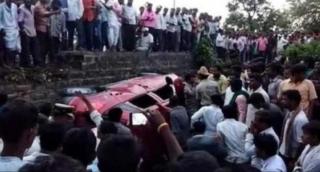 Mulţimea furioasă a atacat maşina bărbatului, după zvonurile pe WhatsApp că ar răpi copii din India