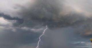 Vijelii şi ploi torenţiale lovesc mai multe judeţe în următoarea oră