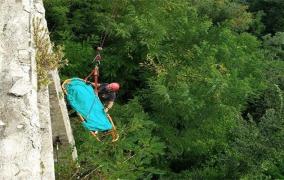 O româncă a murit în Italia, după ce a căzut într-o prăpastie. Soţul ei a dat alarma, nu e exclusă sinuciderea