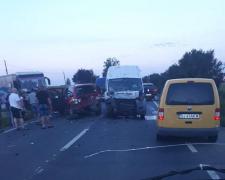 Accident grav în apropiere de Salonta. Un autocar, un microbuz şi o dubiţă, implicate. Sunt trei victime