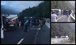 TIR răsturnat pe Valea Oltului, traficul este blocat. Intervin drumarii şi poliţiştii