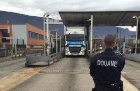 Doi şoferi români de TIR au trăit şocul vieţii, când au fost arestaţi într-o vamă din nordul Parisului. Susţineau că au chipsuri de cartofi în camion