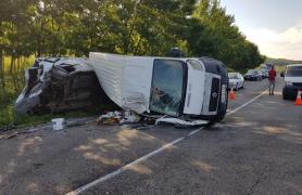 Accident groaznic la Fălticeni. Sunt şapte victime, după ce două microbuze de călători s-au răsturnat pe şosea, lovindu-se de un TIR şi un autoturism