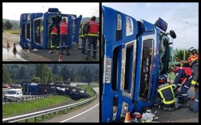 Un şofer român a rămas cu braţul prins sub cabină, după ce s-a răsturnat cu TIR-ul pe o autostradă din Spania (video)