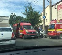 Accident cu 7 victime, între care 3 copii, în Capitală. Un microbuz s-a izbit puternic de un copac