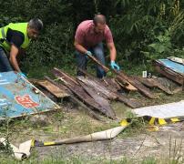 Descoperire macabră într-o comună din Gorj. Un sicriu plin cu oseminte a fost găsit aruncat la o margine de drum (Foto)