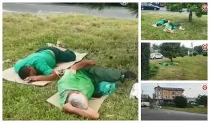 Muncitori de la salubritate filmaţi dormind în stradă, cu maldărul de gunoi lângă ei (Video)