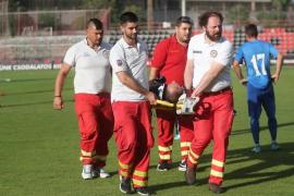 Arbitrul Marius Avram a fost scos pe targă din teren, la un meci din Europa League, în Ungaria (video)