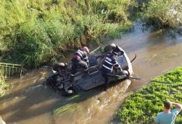 Accident straniu în Botoşani. Şoferul care a plonjat în râul Sitna a ieşit din maşina răsturnată în apă şi s-a făcut nevăzut