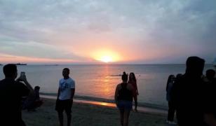 Sute de tineri au urmărit răsăritul şi au făcut baie în mare la Costineşti