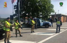 Un şofer român de microbuz a sărit din mers de la volan, în Italia, de frică să nu fie prins de poliţişti. Pasagerii au făcut acelaşi lucru