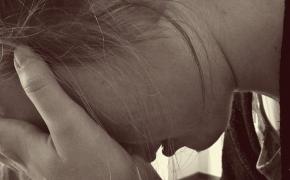 Fetiţă de 7 ani, la un pas să fie abuzată de unchiul ei pe un teren viran din Braşov. Un trecător a salvat copila din mâinile agresorului