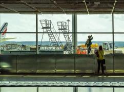 Copil cu parinte la aeroport