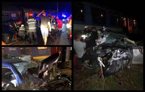 Imagini îngrozitoare! Două maşini s-au izbit în Bistriţa, la Feldru, una dintre ele a fost aruncată în faţa trenului. Trei oameni au rămas încarceraţi (video)