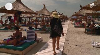 Turişti la plajă pe litoralul românesc