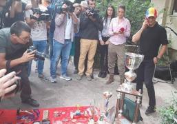 Marian Drăgulescu a întins pe trotuar, în faţa MTS, toate trofeele şi medaliile cucerite în carieră. Gimnastul cere să fie lăsat să concureze la Europene