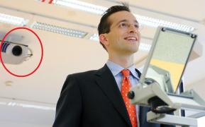 Angajat într-o sală cu monitorizare video