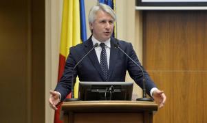 Guvernul vrea să ieftinească benzina şi motorina, dar ministrul finanţelor ar avea o problemă