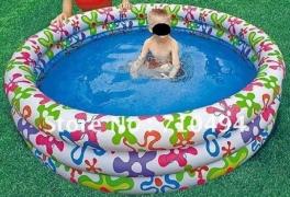 Copil de 6 ani, înecat într-o piscină gonflabilă, la Vaslui. Băiatul şi-a revenit miraculos