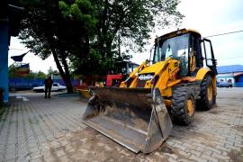 Un buldozer a strivit o maşină la Tulcea. Şoferul utilajului a fugit imediat după impact