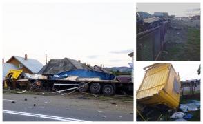 Accident halucinant la Săvineşti. Un TIR a ras o casă de pe marginea şoselei. Victime multiple, scurgeri de gaz, se intervine de urgenţă