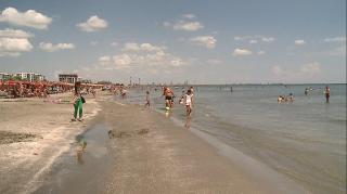 Oameni pe plajă pe litoralul românesc