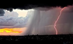 Alertă meteo cu efect imediat. Furtuni puternice lovesc 11 judeţe