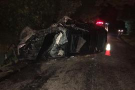 Accident teribil la Negureni, în Constanţa. Un BMW s-a izbit de doi copaci şi s-a răsturnat pe şosea