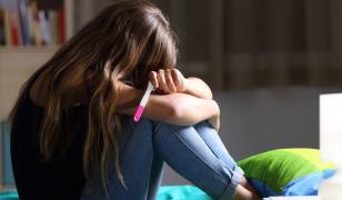 O fată de 15 ani din Botoșani i-a uimit pe medici după ce a rămas însărcinată pentru a treia oară