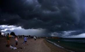Alertă meteo cu efect imediat. Furtuni puternice pe litoral, pe Valea Prahovei şi în zona Bran-Moeciu