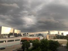 Avertizări cod galben şi cod portocaliu de ploi, intensificări ale vântului şi grindină în Capitală şi în mai multe judeţe din ţară