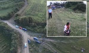 O copilă de doar 2 ani a căzut din căruţa tatălui şi a dispărut de parcă a înghiţit-o pământul. Zeci de oameni o caută de 20 de ore