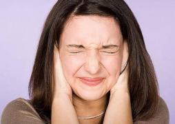 O doamnă din Cluj s-a dus îngrozită la poliţie şi l-a reclamat pe vecin: "Nu avem unde să ne refugiem de răcnetele femeilor din apartamentul lui!"