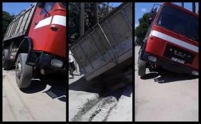 Imagini incredibile la Ianca, în Olt. O basculantă s-a scufundat pur şi simplu în asfalt (video)