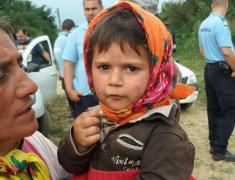 Miracol la Hodod, în Satu Mare. Narcisa are doar doi ani şi a supravieţuit 20 de ore singură pe câmp. Zeci de oameni au căutat-o toată noaptea