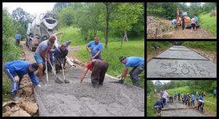 Sătui de indiferenţa autorităților, nişte săteni maramureşeni au pus mână de la mână şi și-au făcut singuri drum