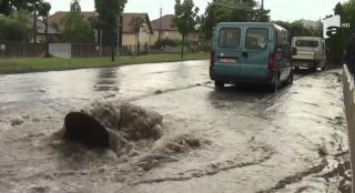 Stradă inundată în urma ploilor