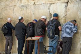 Pelerini strânşi la Zidul Plângerii din Ierusalim