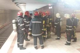Panică la metrou. Fum în staţia Eroii Revoluţiei. Nimeni nu mai are acces pe peron, intervin pompierii