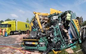 Accident grav cu un TIR românesc, pe o autostradă din Austria. Imagini teribile, după impactul cu un alt camion (video)