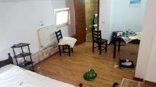 Trei turişti au devastat camera în care au fost cazaţi în Vama Veche