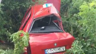 Un bărbat a murit strivit în propria maşină după un impact violent cu o dubiţă la Mircea Vodă