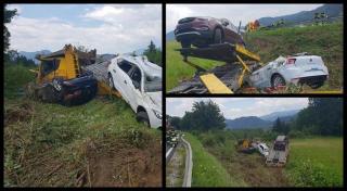 Accident spectaculos provocat de un tânăr şofer român de TIR. Camionul lui platformă, cu 5 maşini noi, a căzut 20 de metri de pe şosea