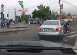 Imagini şocante la Timişoara. Un biciclist e lovit de o maşină, pe trecerea de pietoni, apoi şoferul îl urmăreşte trotuar (video)