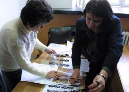 Profesori la catedră, corectând teste